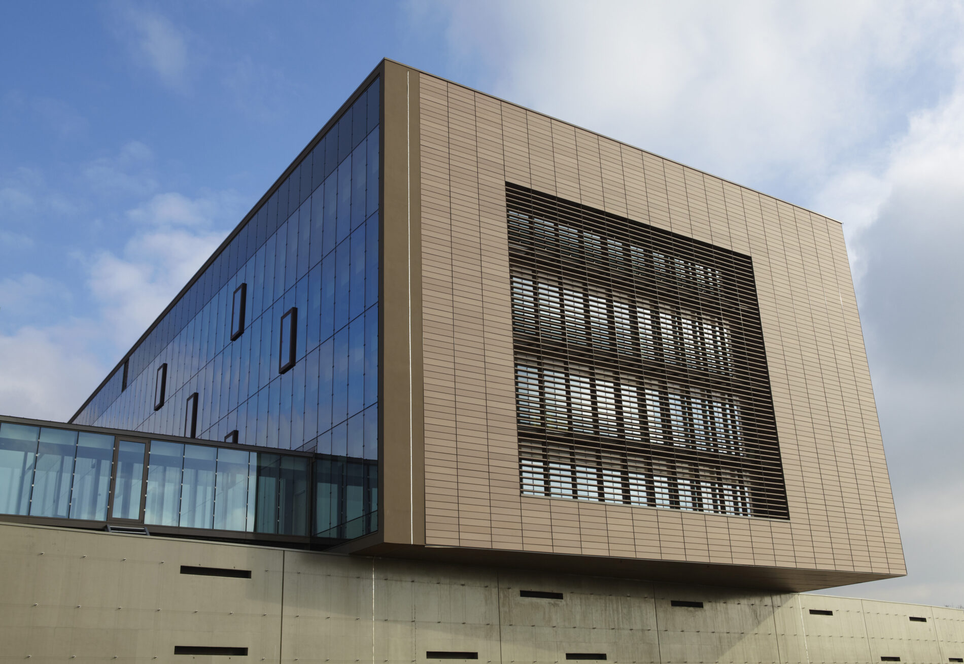 Credit Agricole Rennes — Frontek commercial facade